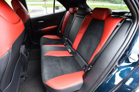 後席は60:40の分割可倒式。試乗車の背もたれは、フルフラットにはならなかった。