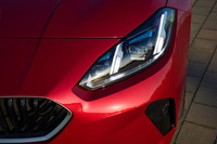 ヘッドランプは新型「1シリーズ」と同じ前後に長い形状になった。