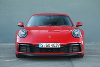 従来モデルより45mmワイドになったフロントセクション。他のポルシェ各車と共通する、内側4灯が光る新設計のLED式ヘッドランプを採用している。