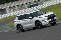 袖ヶ浦フォレストレースウェイを走行する新型「アウトランダー」。SUVとしてはステアリング操作に対する応答が速いのが印象的だ。(写真:向後一宏)