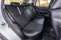 「e-SMART HYBRID」の駆動用リチウムイオンバッテリーは、後席の座面下に搭載されている。背もたれは60:40の分割可倒式で、2段階のリクライニング調整機構も組み込まれている。