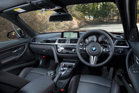 インストゥルメントパネルまわりについては、標準グレードの「M3セダン」から大きな変更はない。テスト車にはBMWのカスタマイズプログラム「BMW Individual」のインテリアトリムが用いられていた。