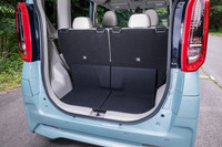 後席を最も荷室側に移動させた様子。スライドドア側と荷室側の両方向から後席のスライド操作が行える。荷室床下には小物の整理に便利なラゲッジアンダーボックスが備わっている。