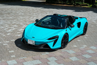 「クーペ」から遅れること3年、2024年2月に世界初披露された「マクラーレン・アルトゥーラ スパイダー」。日本での販売価格は3650万円。