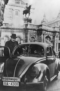 1940年に撮影された、フェルディナント・ポルシェと「フォルクスワーゲン・タイプI」の試作車の写真。このクルマに用いられたRRの駆動レイアウトが、後に登場するポルシェのスポーツカーにも受け継がれることとなった。