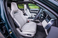 「SVR」ロゴが入り、パーフォレーテッドパターンが施されたライトオイスター色のセミアニリンレザーシートは、オプションとなるアイテム。14カ所の電動調整機構に加え、ヒーターとクーラー機能が内蔵されている。