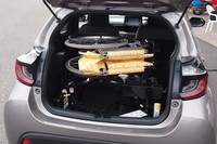 車いすを所定の位置におさめた状態。力のある男性からすれば「わざわざ装置を使わずに、ひょいと持ち上げれば済むこと」と思われそうだが、老々介護の現場では、この電動サポートこそが頼みの綱になってくる。