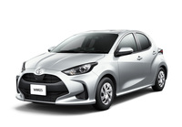 「トヨタ・ヤリス」。2020年に「ヴィッツ」が3度目の世代交代を迎えるにあたり、名称が輸出名のヤリスに統一された。5ドアハッチバックボディーに、1リッター仕様は先代から受け継いだ直3 DOHC 12バルブユニットを搭載。初代に続いて欧州カー・オブ・ザ・イヤーを獲得しており、シリーズでは登録車のベストセラーとなっている。