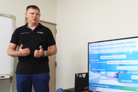 二輪分野でのボッシュの技術開発について、その歴史や目的を説明する、モーターサイクル&パワースポーツ事業部長のジェフ・リアッシュ氏。