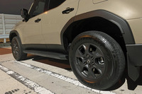 スクエアなシルエットや大きく張り出したフェンダーが印象的な「レクサスGX550“オーバートレイル+”」のサイドビュー。ホイールは前後とも18インチサイズとなる。