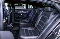 大人が余裕をもって座れる「AMG GT53 4MATIC+(ISG)ファイナルエディション」のリアシート。3人掛けで、フロントシートと同じナッパレザーの表皮で仕立てられている。
