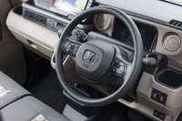 この試乗車は(シリーズとしては)廉価な自然吸気モデルのためステアリングホイールはウレタン製。シフトパドルも備わらない。