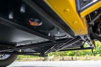 リアサスペンションは、車軸式をベースにデファレンシャルを車体側に固定したド・ディオン式。「セブン」のものは、A字型のフレームを介して車体とド・ディオンチューブをつなぎ(A字の頂点がド・ディオンチューブ側)、足まわりを支持している。