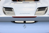 中央基部に穴が開けられたブロウンスポイラー。ドラッグの発生を抑えつつ、リアまわりにダウンフォースを発生させられる。