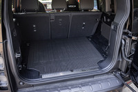 後席使用時の荷室容量は972リッター。後席をすべて前方に倒すと、荷室容量を2277リッターにまで拡大できる。(各数値はジャガー・ランドローバー社のウエット計測値)