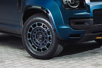 タイヤ&ホイールは20インチと22インチが設定され、この試乗車は前者をチョイス。センターキャップが「LAND ROVER」から「DEFENDER」に変わっている。
