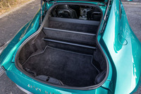 大きな開口部を持つハッチゲートを開けると、カーペットで覆われた荷室が出現する。容量は346リッターで、標準で装備されるデバイダーを用いて荷室とキャビン後方の空間を分けることができる。