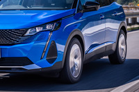 満充電で64kmのEV走行(WLTCモード)が行える「3008 GTハイブリッド4」。今回の試走では、EV走行時であってもタイヤの発するノイズはほとんど気にならなかった。グッドイヤーは世界的に多くのEVに純正装着されており、EV社会を見据えた製品戦略も推進している。