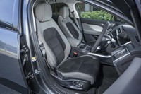 「プレミアムテキスタイル」で仕立てられた「IペースHSE」のシート。グレインレザーやウィンザーレザーなどの素材も選択できる。