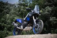 本格オフローダーの風格が漂う「ヤマハ・テネレ700」。長いサスペンションにフロント21インチのホイールもあって、シート高は875mmに達する。