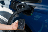 アウディチャージングステーションの利用には、携帯端末へのアプリのダウンロードと、クレジットカードの登録が必要。充電中には、携帯端末で充電速度や充電量、バッテリー残量などが確認可能だ。