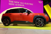 「MINIエースマン」のボディーサイズは全長×全幅×全高=4080×1755×1515mm。既存の「MINIクーパー(3ドア)」と「MINIカントリーマン」の中間にあたる。