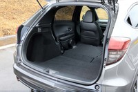 リアシートのバックレストをすべて倒したところ。床面がフラットになるため、ライバル車と比べると使い勝手のよさは圧倒的だ。
