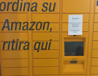 あれ? アマゾンロッカーに「故障」の貼り紙が……。2017年8月撮影。