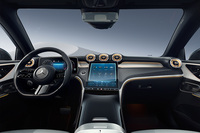 インストゥルメントパネルデザインはベースとなったミドルクラスSUV「GLC」に準じたもの。ドライバー側に6度傾けた縦型の11.9インチメディアディスプレイや、自立型で浮かんでいるように見える12.3インチの大型コックピットディスプレイが採用される。