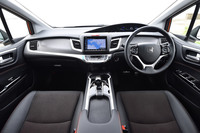 「ジェイド」のインテリアカラーは、グレードにより黒系または白系(アイボリー)が組み合わされる。