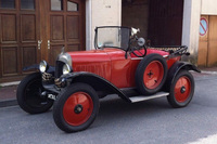 1922年に登場した「シトロエン5HP」は、4年間で約8万台を売り上げた当時のベストセラーモデル。2座仕様に加え、リア中央部にシートが備わる3座仕様も用意されていた。