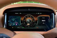 液晶式メーターの採用もトピック。地の部分のブラウンはインテリアに合わせてあるのだろうか。