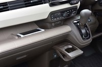 インストゥルメントパネルには、スマートフォンの使用を意識した接続コネクターや小物置き場が用意されている。