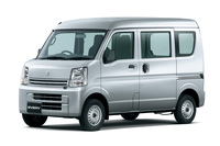 スズキの軽1BOX「エブリイ」。ドアパネルには、鉄板の強度向上とデザイン上のアクセントという、2つの役割を担うプレスラインが、横一文字に走っている。