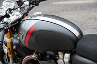 デカールや金属製のベルトでドレスアップされた「スラクストンRS」のタンク。写真のツートンカラーのほか、単色のジェットブラックも選べる。