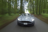 V12モデルと比べての“鼻先”の軽さは、「クーペ」と同様、V8モデルの大きなアドバンテージだ。