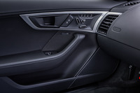 試乗車に搭載されていたクラスDの13チャンネルDDSPアンプに、2つのサブウーハーを含む12スピーカーを組み合わせた総出力770Wの「MERIDIANサラウンドサウンドシステム」は、37万9000円のオプションアイテム。