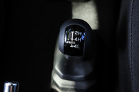 トランスファーの操作は、先代モデル(3代目)の途中からボタン式となっていたが、今回の新型では、レバー式に戻された。