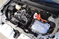 1.5リッター直4+モーターという「アクア」譲りのハイブリッドシステムを搭載。エンジン最高出力74ps、モーター最高出力61ps、システム最高出力100psというスペックだ。