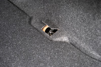 ダンパーは、前が正立式、後ろが倒立式なので、減衰力調整のダイヤルは、前はダンパーの下側、後ろは上側に備わっている。リアダンパーの調整ダイヤルはトランク内から操作するかたちで、フロアボードを退けないでもアクセスできるよう工夫されている。