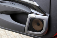 「レジェンド」には、ホンダがアメリカのハイエンドオーディオメーカーであるKrell(クレル)社と共同開発したオーディオシステムが備わる。写真は、フロントドア部のスピーカー。