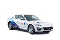 水素ロータリーエンジンを搭載した「RX-8ハイドロジェンRE」(写真はノルウェー仕様車)。水素燃料使用時の航続可能距離は100km(10・15モード)だった。