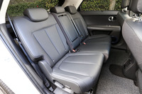 前席と同様に、後席にも電動スライド機能を内蔵。フロアカーペットやマット、ヘッドライニングなどは、サトウキビを原料とした糸からつくられている。