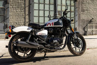 2023年12月に発表された「ロイヤルエンフィールド・ショットガン650」。「スーパーメテオ650」をベースとしたロードスポーツモデルで、独自の足まわりによりスポーティーな走りを実現している。