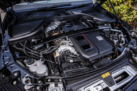 2リッター4気筒ターボエンジンとリアアクスルを直接駆動する電気モーター、容量6.1kWhの駆動用リチウムイオンバッテリーなどで構成されたハイブリッドパワートレインを搭載。680PSのシステム最高出力を誇る。