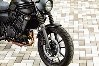 フロントサスペンションは前がインナーチューブ径41mmのテレスコピックフォーク。リアはオーソドックスなスイングアームとツインショックの組み合わせだ。