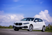 「118dプレイ エディションジョイ+」は、「BMW 1シリーズ」にディーゼルモデルが追加された2020年4月1日に登場。同パワーユニット搭載車で最も安価な、385万円という価格設定になっている。