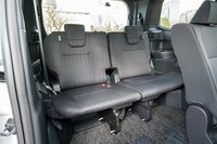 3列目シートは3人掛け。先代モデルよりも薄型化されているのが特徴だ。中央用のヘッドレストは荷室スペースに収納されている。