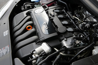 欧州でのエンジンラインナップは、ガソリンが1.6リッター(102ps)、1.6FSI(115ps)、2リッターFSI(150ps)、2リッターターボ「T-FSI」(200ps)の4種。ほかに、ディーゼル2種が用意される。トランスミッションは、エンジンにあわせて5MT、6MTが基本で、6ATがオプション。秋には6段DSGが設定されるという。