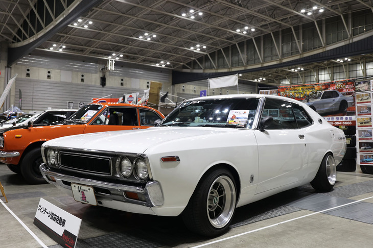 国産旧車の世界で「ハコスカ」「ケンメリ」「S30Z」と並ぶ「日産四天王」とでも呼ぶべき存在の2代目「日産ローレル ハードトップ2000SGX」(KPC130)。ヴィンテージ宮田自動車が出展したこの個体は、ローダウンしてハヤシストリートを履かせ、サイドミラーを移設しただけのクールで好ましい仕様。